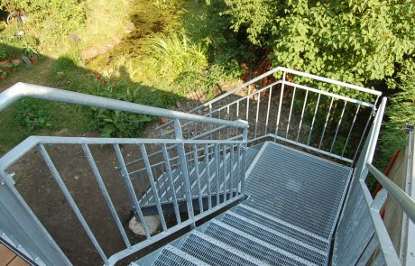 Treppe mit Gitterroststufen